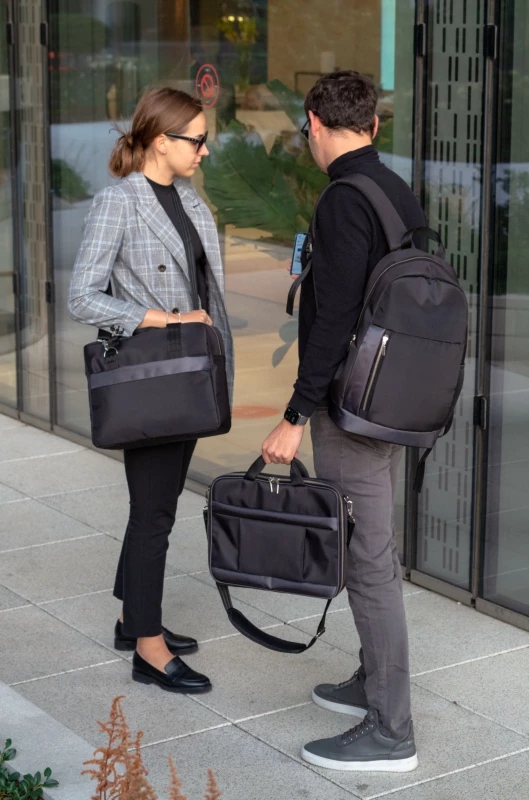 Kobieta i mężczyzna z torbami z kolekcji biznesowej